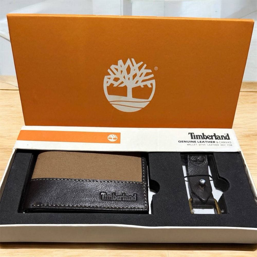 NWT Timberland Black and Tan Leather Card Holder